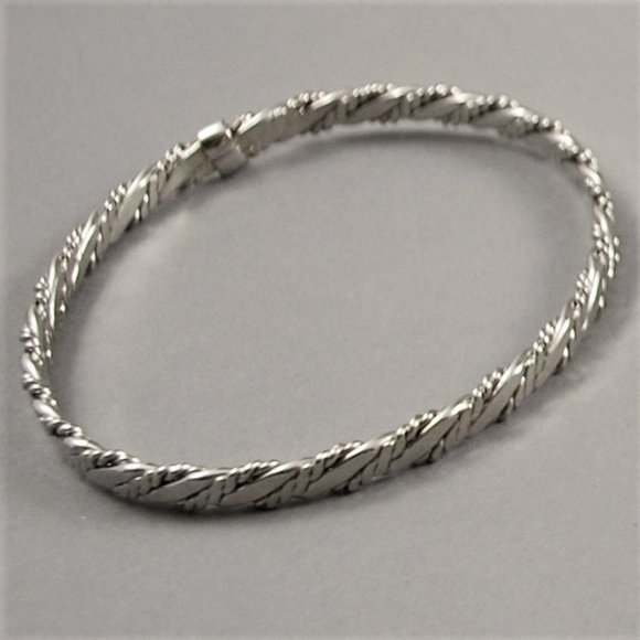 Set of Avon Jewelry 1979 Classic Twist Bangle Bracelets Gold Tone & Silver Tone - Picture 4 of 8